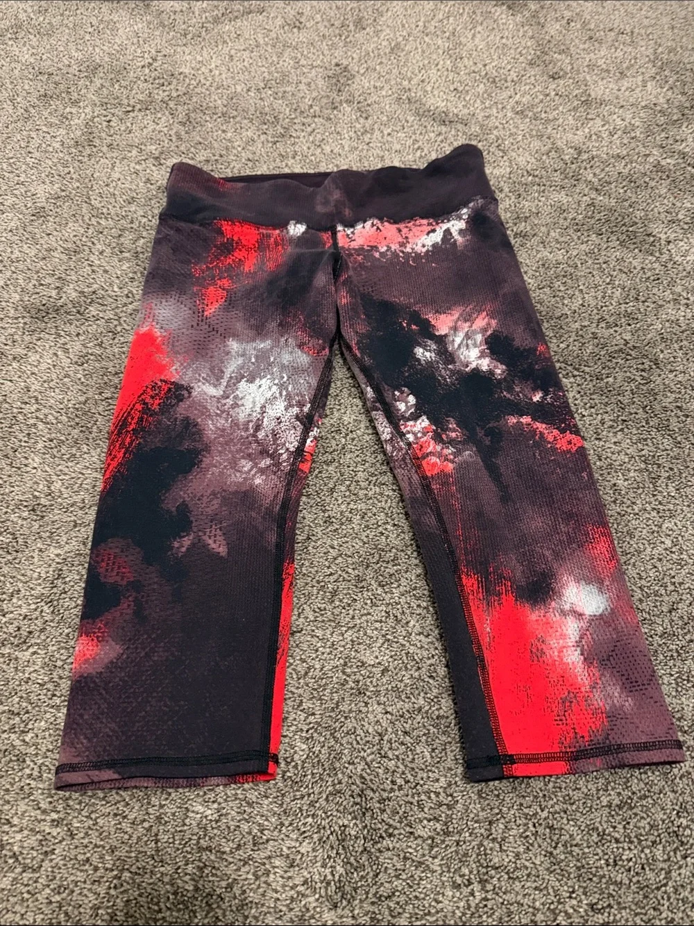 ALO Yoga Red, Black & White Abstract Capri Leggings